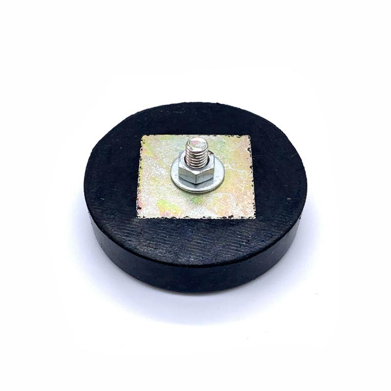 Caoutchouc pneu de secours sur le capot