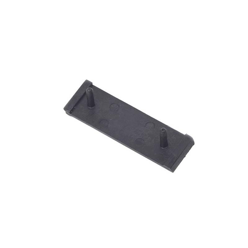 Garniture plastique pour grille d'admission d'air capot