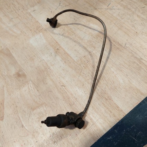 Oil pipe block - cylinder head - Used