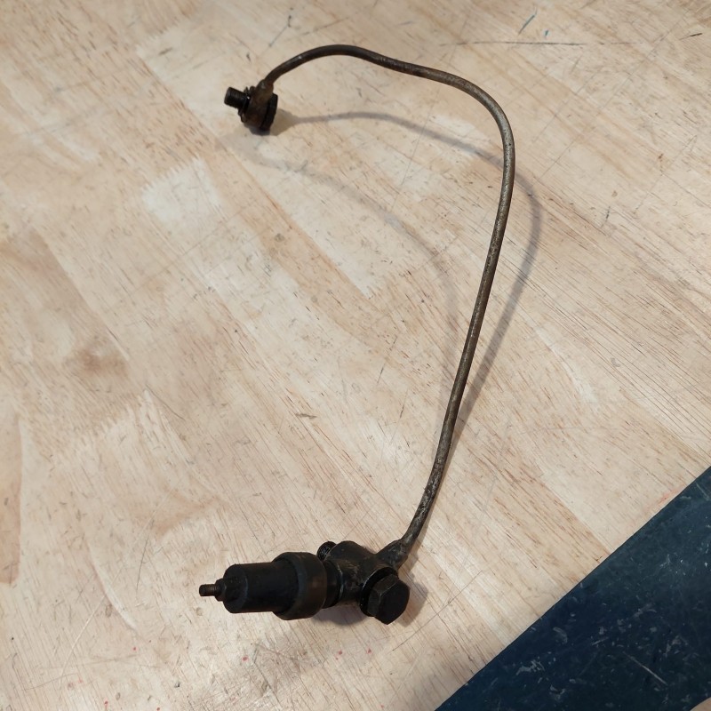 Oil pipe block - cylinder head - Used