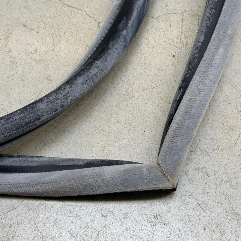 Left rear door seal – silver grey – RRC