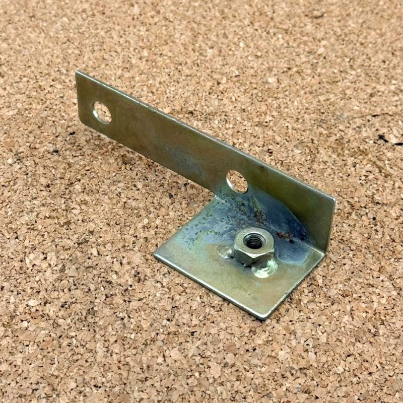 Upper mounting point for right front wing – front apron