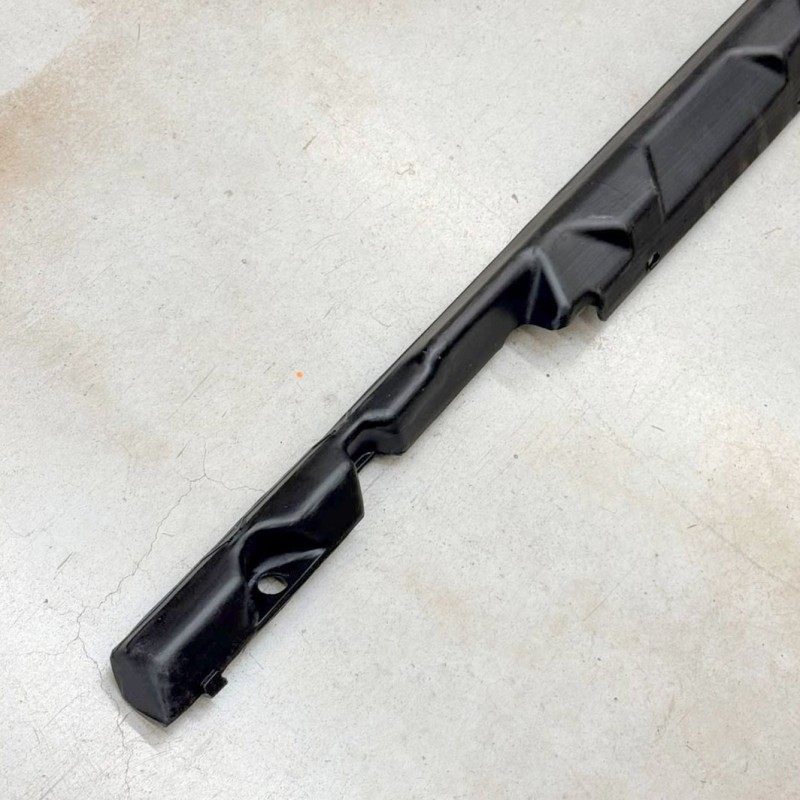 Seuil de bas de porte - gauche - plastique d'origine - RRC 4 portes