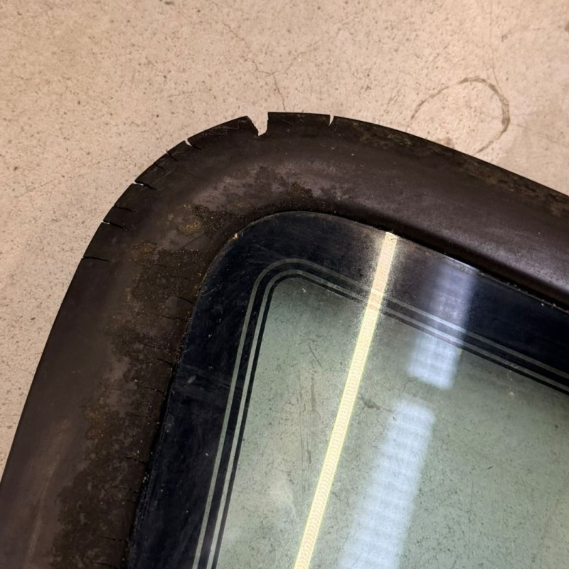 Left rear window for Disco 1 – Used